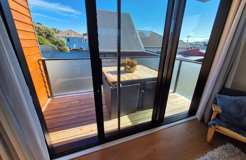Lyall Bay House | Modern Large Family Home at Lyall Bay Beach