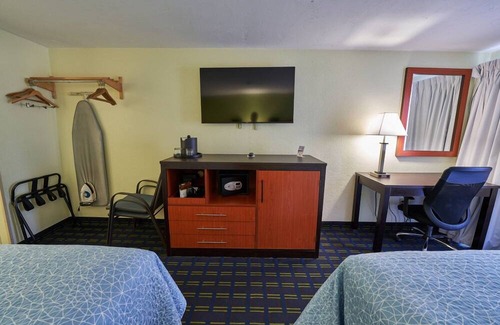 West Yarmouth Resort | Cozy Escape w/Indoor Pool, Playground, & Complimentary Breakfast for Families