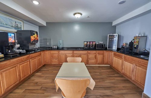 West Yarmouth Resort | Cozy Escape w/Indoor Pool, Playground, & Complimentary Breakfast for Families