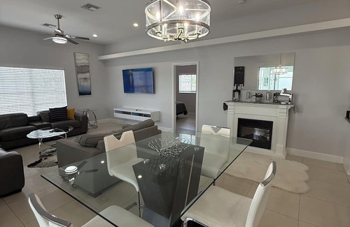 Harris House | Villa Sunshine: Elegant & Modern 4BR Pool House