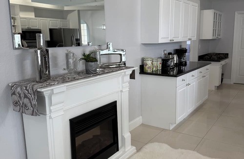 Harris House | Villa Sunshine: Elegant & Modern 4BR Pool House