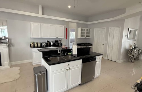 Harris House | Villa Sunshine: Elegant & Modern 4BR Pool House