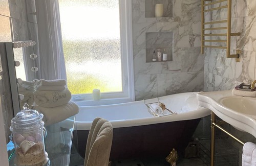 Chemainus Bed & Breakfast | Oceanfront, beach access Cozy bed & breakfast loaded amenities , Sunny Saltair