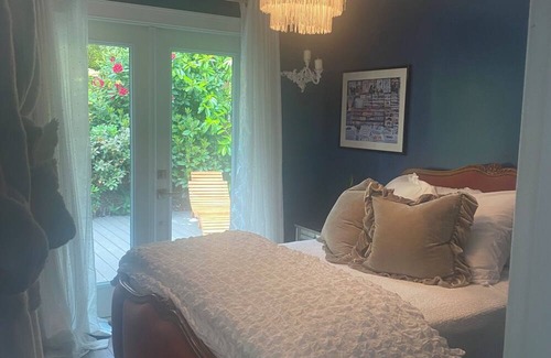 Chemainus Bed & Breakfast | Oceanfront, beach access Cozy bed & breakfast loaded amenities , Sunny Saltair