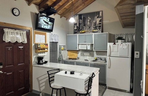 Azle Cottage | Cozy & Charming Cottage near Eagle Mountain Lake