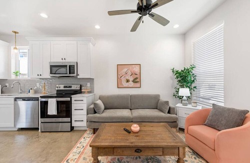 Lafayette House | NEW Roux House Cajun Country Gem Washer/Dryer WiFi