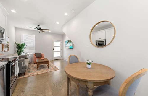 Lafayette House | NEW Roux House Cajun Country Gem Washer/Dryer WiFi