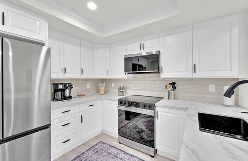 Woodbridge House | Woodbridge Beachy & Bright Townhome