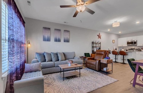 Columbia House | Premier Townhome Close to Columbia/Spring Hill/GM/Ultium Cells-Sleeps 6/WiFi/BBQ