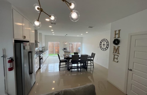McAllen House | Modern 3bd home - Downtown, Mall, Airport 2min