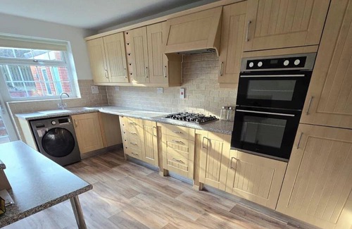 Handsworth House | Spacious Central Home - Sleeps 7, Garden & Parking