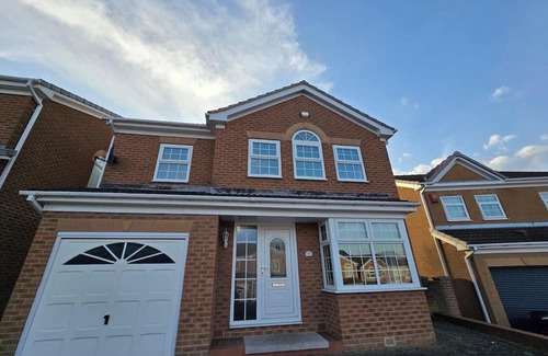 Handsworth House | Spacious Central Home - Sleeps 7, Garden & Parking