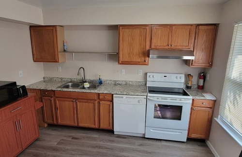 Northwest House | Lovely townhouse in enchanting Town Center Virginia Beach