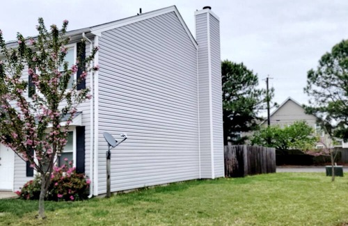 Northwest House | Lovely townhouse in enchanting Town Center Virginia Beach