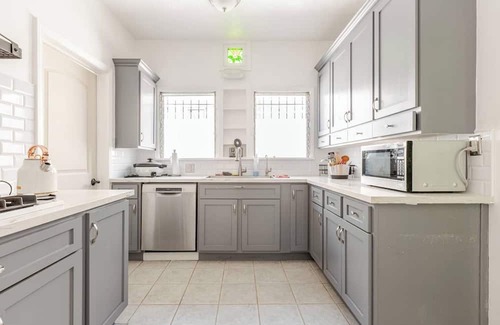 Mid-Wilshire House | Charming 3-bedroom house with WiFi, AC in wonderful Los Angeles