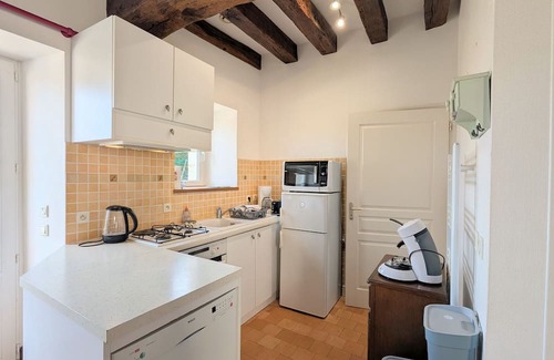 Scoury Cottage | Comfortable Nature Retreat in Arpheuilles with Parking