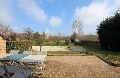 Scoury Cottage | Comfortable Nature Retreat in Arpheuilles with Parking
