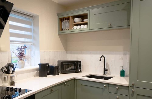 Aubourn Cottage | Horse Gin - sleeps 2 guests in 1 bedroom