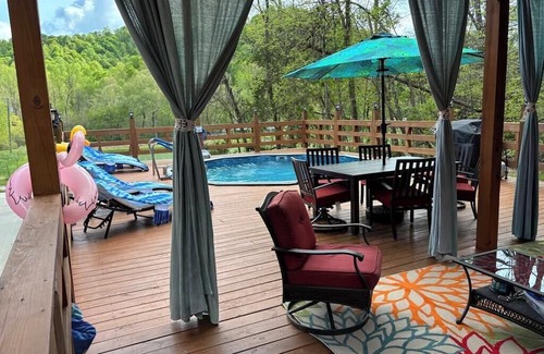 Saint Francis Apartment | Cozy Outlaw studio room with heated pool AC in charming New Hope