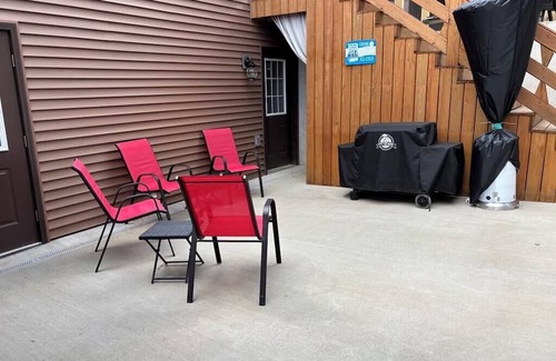 Saint Francis Apartment | Cozy Outlaw studio room with heated pool AC in charming New Hope
