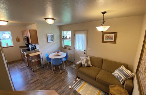 Westside House | Charming 2BR Townhouse Retreat, Modern & Cozy w/a Patio!
