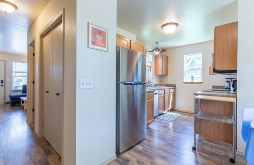 Westside House | Charming 2BR Townhouse Retreat, Modern & Cozy w/a Patio!