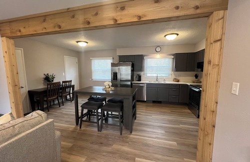 Eureka House | 4-Bedroom 2-Bath House Walking Distance to Eureka College