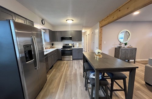 Eureka House | 4-Bedroom 2-Bath House Walking Distance to Eureka College