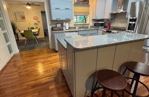 South Pinellas Community Council House | “Charming 3-Bedroom Bungalow Near St. Petersburg’s Beautiful Beaches with WiFi”