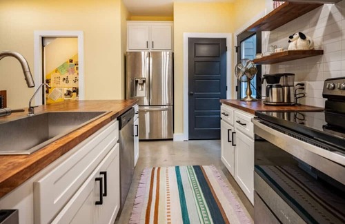 Downtown House | Sunshine Townhome 1BR/1.5BA 1 Block Downtown Bryan