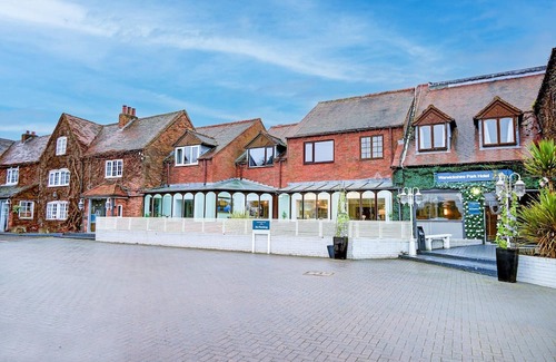 Hanmer Apartment | Warwickshire Park Hotel Kenilworth by Belvilla