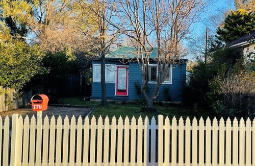 Armidale Cottage | The Bower - peaceful and cosy in central Armidale