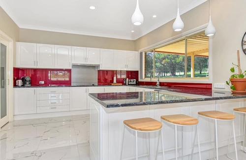 Branxton House | Hunter Valley Family Oasis - 5 bedroom House with Pool