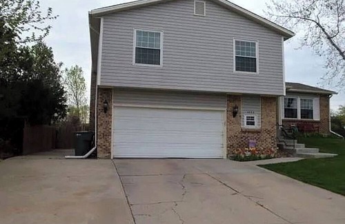 Thornton House | Spacious 6-bedroom house with WiFi, fitness room in peaceful Thornton
