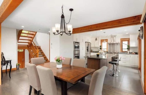 Dundarave House | Quiet Modern Dundadrave Oasis