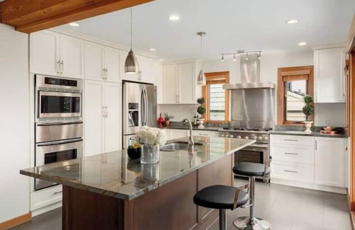 Dundarave House | Quiet Modern Dundadrave Oasis
