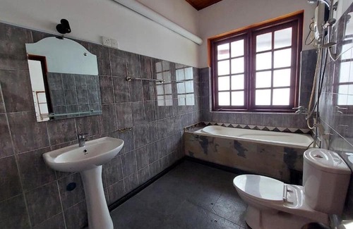 Kandy Bed & Breakfast | Mystique Hideout : King Room with Balcony
