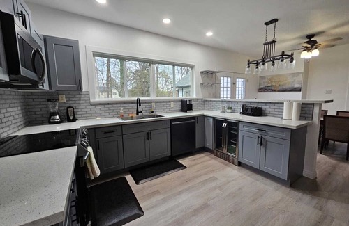 Raleigh House | Exclusive & Privacy 10-Bedroom Estate Compound with Pool and Hot Tub
