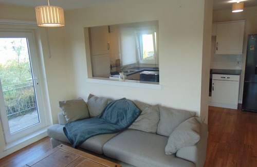 Kippen Apartment | Stylish Riverside 1-Bed Flat with Bathtub & River Clyde Views – Glasgow