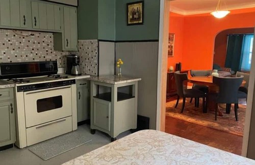 Cleveland House | House in the Hood 3-bedroom SE Cleveland with WiFi