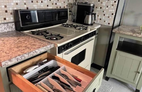 Cleveland House | House in the Hood 3-bedroom SE Cleveland with WiFi