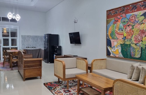 Bandar Lampung House | Semesta Lux Family Guesthouse - 3BR house in Lampung with AC, wifi, and kitchen.