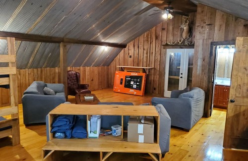 Winona House | Charming 3-bedroom barn in quaint Winona with AC