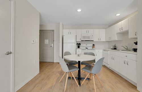 Far North Central Apartment | Simplicity At the Rim 1308 I Comfy 2 Bed 2 Bath