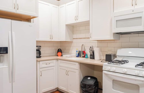 Lake View East Apartment | Spacious 4-bedroom Apartment In Lakeview Near Wrigley Field