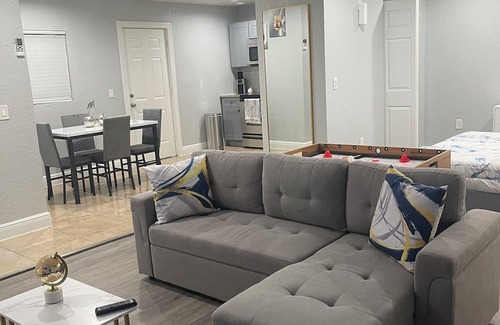 Bearss Plaza Apartment | Charming studio with AC, WiFi in wonderful Tampa