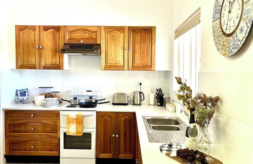 Tatiara Bed & Breakfast | Gums N Roses B&B Quiet & Central Location. Spacious For Family & Pet Friendly🌹