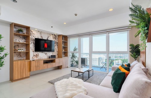 Pinagsama Condo | Luxe Suite With 180° Stunning City Views