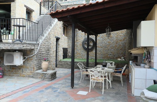 Kastoria Apartment | Χαλαρώστε σε αυτόν τον ήρεμο, κομψό χώρο με τζάκι ιδιωτικό παρκινγκ και γραφείο