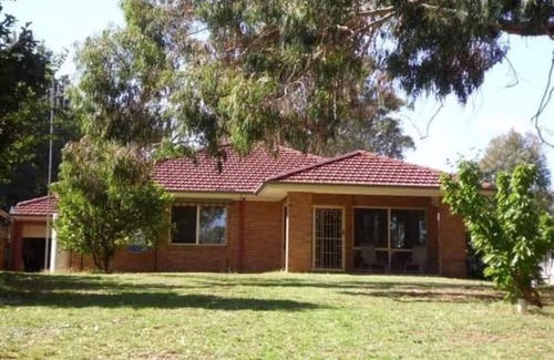 Kirwans Bridge House | Waterfront 4 Bedroom Home with Rumpus Room